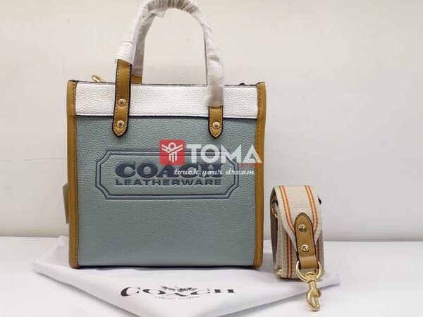 FIELD TOTE 22 IN COLOR BLOCK WITH COACH BADGE