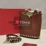 rockstud crossbody pouch in grainy calfskin