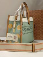 FIELD TOTE 22 IN COLOR BLOCK WITH COACH BADGE - Image 2