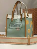 FIELD TOTE 22 IN COLOR BLOCK WITH COACH BADGE - Image 3