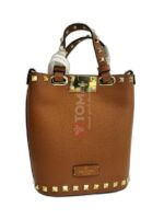 rockstud crossbody pouch in grainy calfskin - Image 6